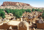 entre pinasse et falaise dogon