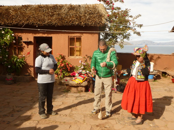 Capachica, a traveler trying to learn to spin wool! © Viventura