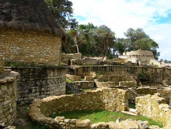 Exploration du bien nommé l'autre Machu Picchu, le site de Kuelap