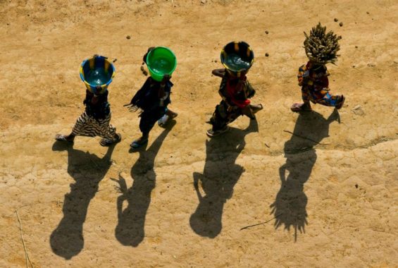 Femmes portant des seaux en pays dogon près de Bandiagara, Mali