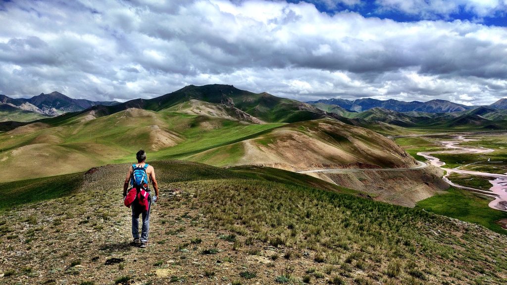 Voyageur de dos dans un paysage du Kirghizsthan