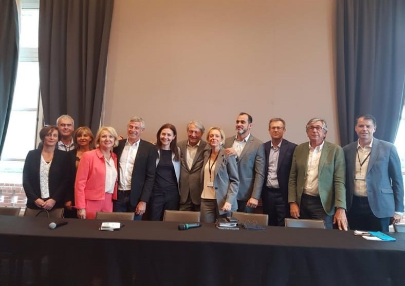 Photo de groupe lors de la conférence de presse d'annonce de l'évènement Neuf villes françaises s’engagent à devenir « Neuf Destinations Responsables »
