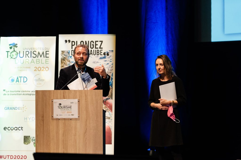 Julien Buot (ATR) et Laurianne Ernest (Ecoact) présentant le livre blanc "Tourisme & Changement climatique", destiné à accompagner les professionnels du tourisme dans leur transition bas-carbone