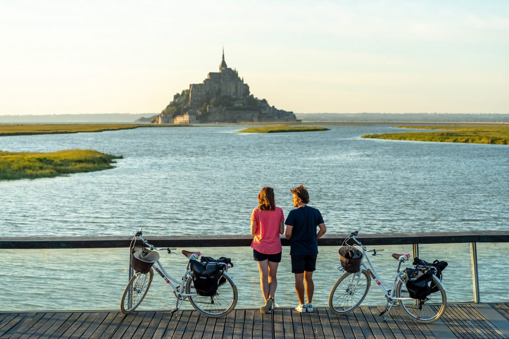 2 cyclistes sur le pont face au Mont Saint-Michel - La Manche