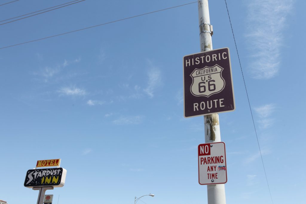 Panneau signalétique de la Route 66 en Californie. Il existe aussi une RN 66 dans l'est de la France ! © Elisabeth Blanchet