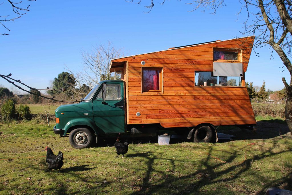 Sébastien a construit lui-même sa tiny house qu'il a rattachée à un vieux camion Ford. 