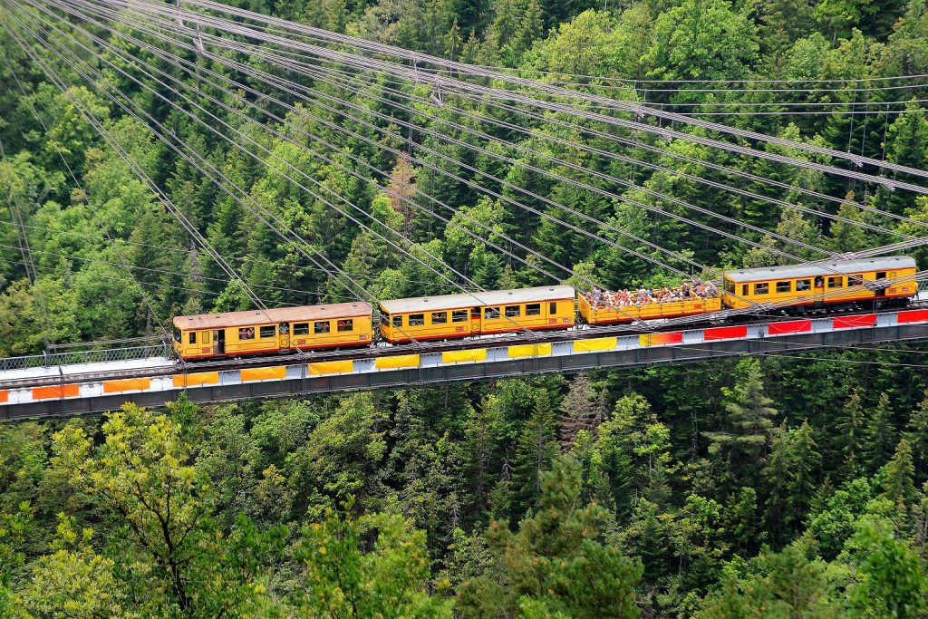 Train jaune de Font Romeu © CRTL Occitanie_Office-de-Tourisme-de-Font-Romeu