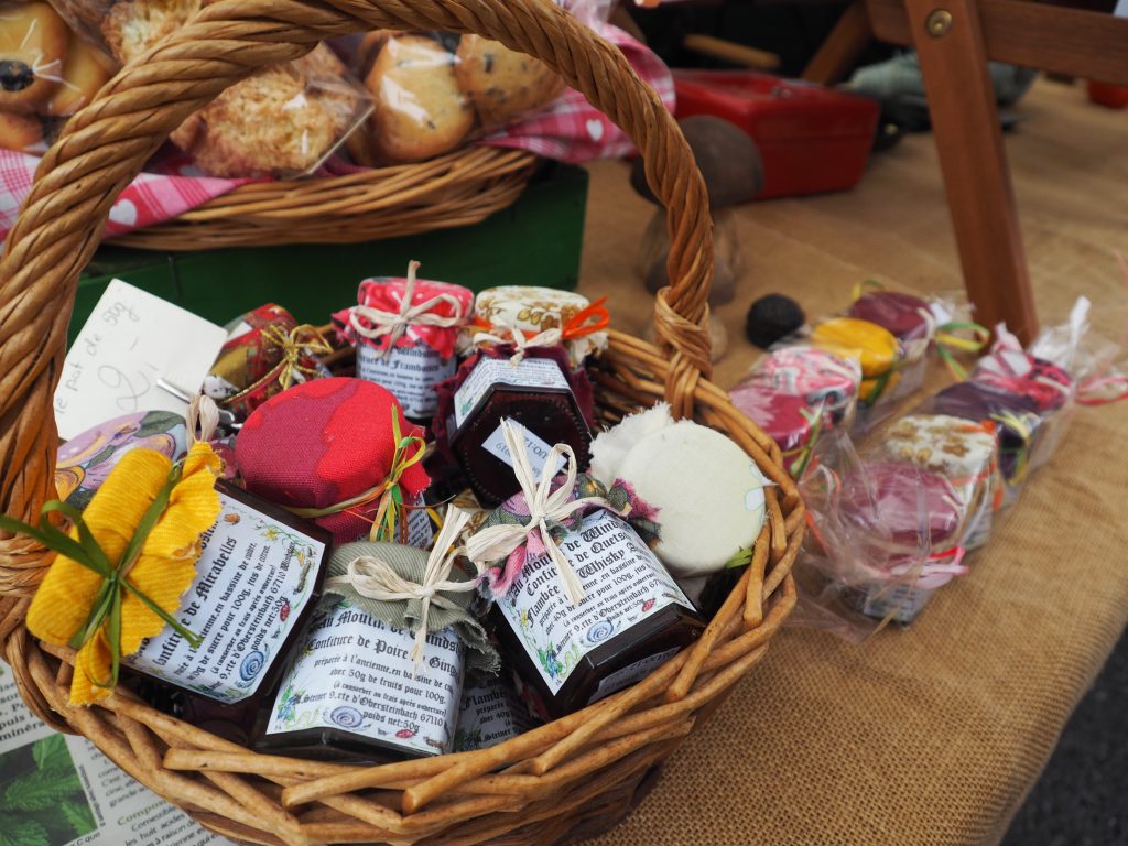 Encourager le tourisme de proximité et la découverte des produits locaux : Panier garni dans un marché local de Niederbronn-les-Bain
