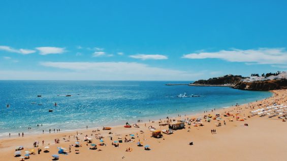 Plages ensoleillées et bondées au Portugal
