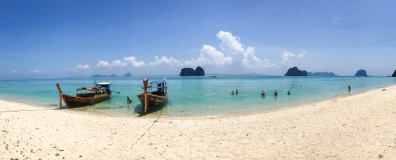 Plages et barques accostées sur une plage de Koh Lanta en Thailande