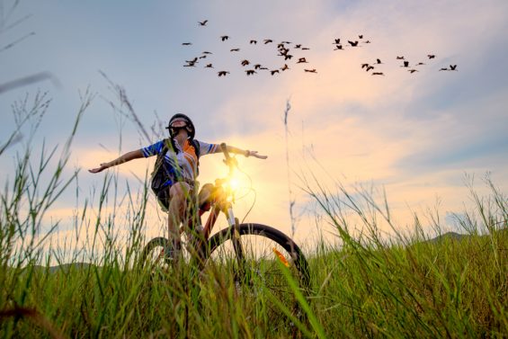 Jeune femme et oiseaux en vélo
