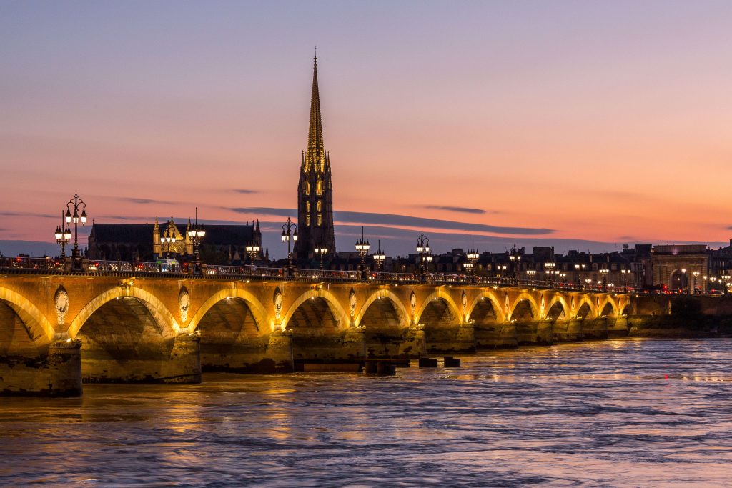 Destination urbaine située entre mer et terre, Bordeaux a toujours eu plusieurs visages, la pierre en cœur de ville, l’eau et la nature à ses portes.