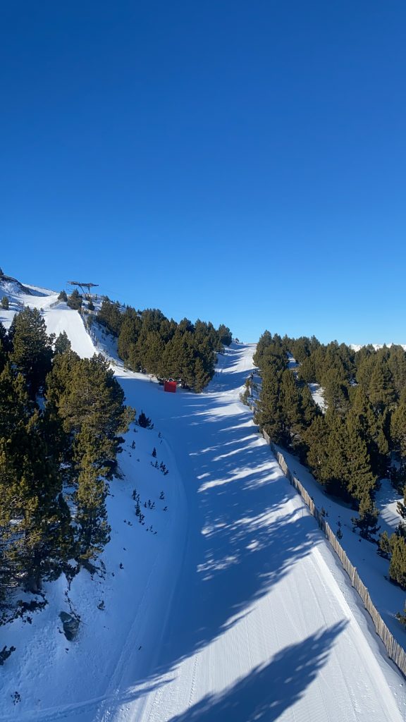 Paysage de piste de ski de piste à la station Puigmal  des Pyrénées 