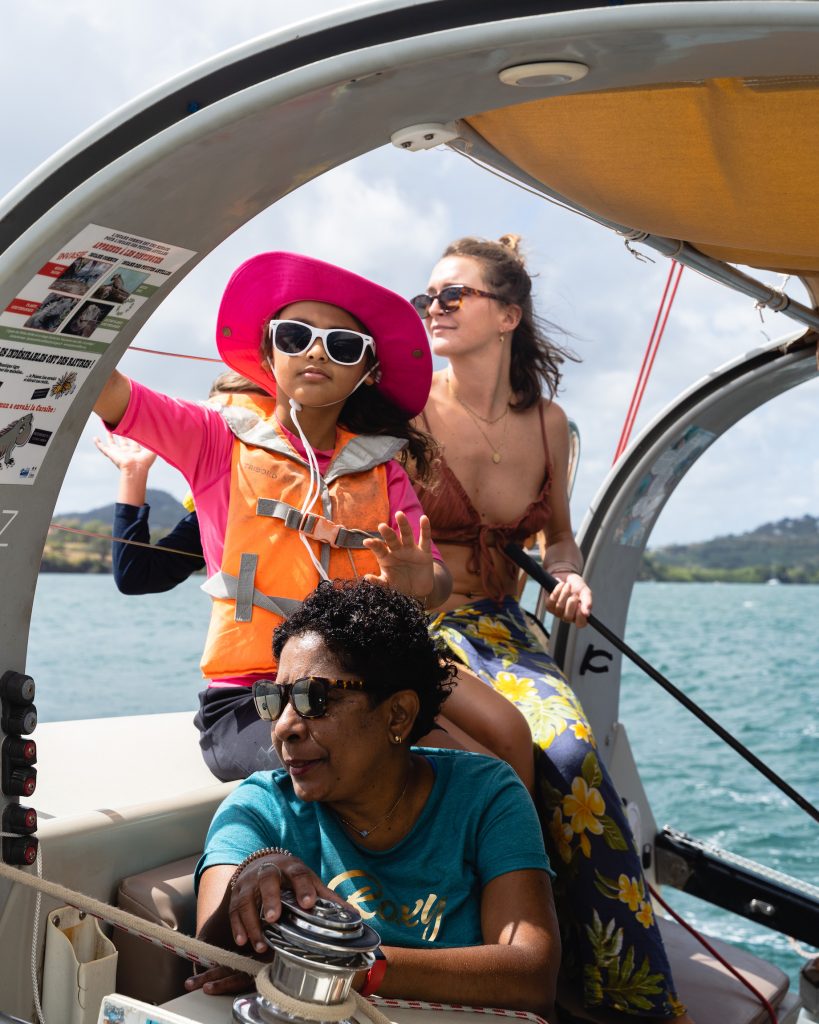 3 personnes d'âges différents sont sur la photo on peut voir qu'elles sont sur un bateau et elle regarde l'horizon.