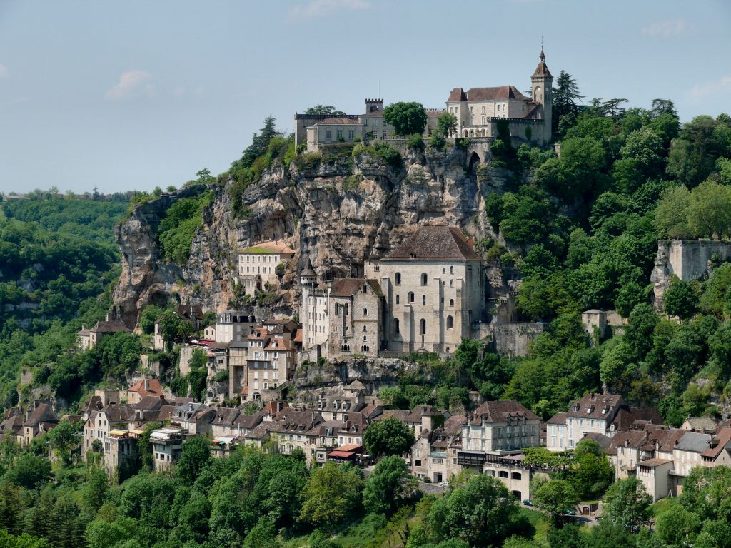 La cité médiévale de Rocamadour fait partie des sites incontournables à visiter à proximité du camping ©Wikivoyage