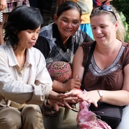 Moment partagé entre deux cambodgiennes et une voyageuse